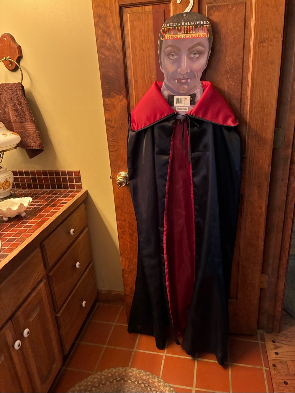 HALLOWEEN, NEW WITH TAGS, Adult MAN or WOMAN, Satin Vampire Cape. REVERSIBLE.